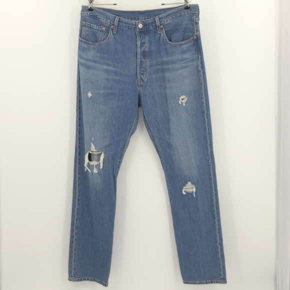 Levis 501 Jeans Womens Size 33x32 Distress Straight Leg Button Fly Rodeo Western - Picture 1 of 9